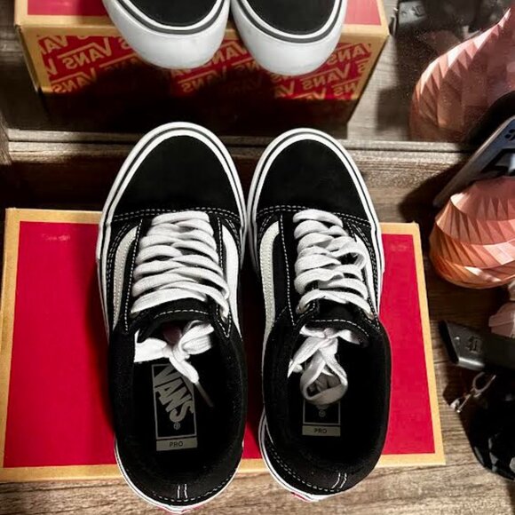 W's 7, M's 5.5, Youth 5.5- Vans Old Skool Pro- Black/White - Picture 4 of 9
